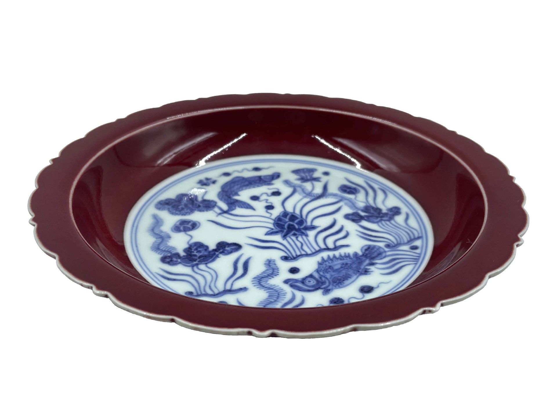 青花郎红釉花边盘.jpg